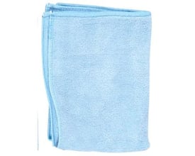 En blå Prime Source microfiberklud, foldet til 32 x 32 cm, fremviser dens bløde tekstur og syede kanter.