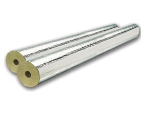 To Rockwool rørskåle 800 med armeret PE-folie, 60mm ydre diameter og 28mm indre hul, på isoleret baggrund.