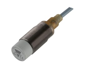 Carlo Gavazzi induktivaftaster M18 med gevindhus og kabel, vist skråt forfra; kort model med 20 mm detekteringsafstand.