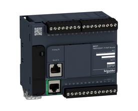 Detaljeret billede af Schneider Electric Modicon TM221 PLC, der viser Ethernet, serieport, digitale og analoge tilslutninger.