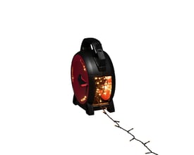 Konstsmide lyskæde med 1000 varme hvide LED-lys på sort og rød kabeltromle, vist med lysene tændt.