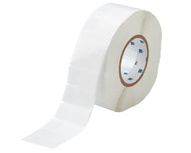 Rulle med blanke hvide og transparente ledningsetiketter fra Brady, model THT-64-427-3, på 57 x 25,4 mm.