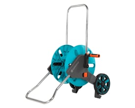 Gardena CleverRoll slangevogn M i turkis og grå med orange detaljer, med et robust stålstel og hjul.