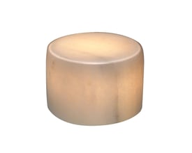 En enkelt hvid marmor bordlampe med blødt lys indefra, isoleret på hvid baggrund.