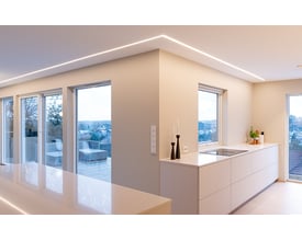 SG Armaturen StripLine profil i sort, 2 meter, diskret monteret i hjørnet af et moderne køkken med udsigt.