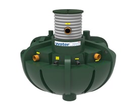 WaterCare 2500 l regnvandsanlæg, en grøn tank af PE-materiale med forskellige tilslutninger og et opføringsrør.