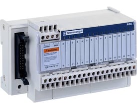 Schneider Electric TSX interface ABE 7 med 16 indgange og 2 udgange, vist med skrue terminaler og en sort fladkabel forbindelse.