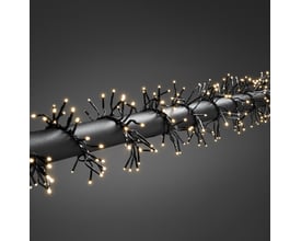 Tæt på Konstsmide lyskæde med 364 varme hvide LED'er, viklet omkring et sort rør med grå baggrund.