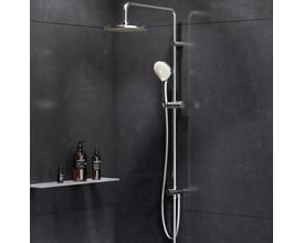 AM.PM Gem ShowerSpot i krom og messing med rund hoved- og håndbruser samt 1750 mm bruseslange, monteret på mørk klinkevæg.