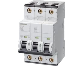 Siemens SENTRON 5SY 3-polet automatsikring med tre sorte betjeningsgreb, vist skråt forfra.