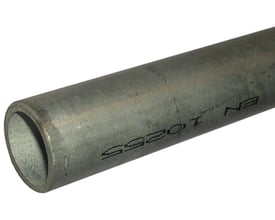 Galvaniseret stålrør på 2" med en længde på 6 meter, som opfylder EN 10255-M standarden.