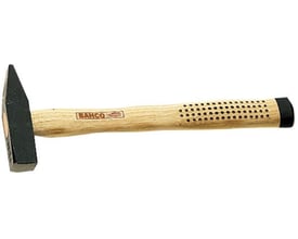 Bahco flad monteringshammer på 400 gram med et 300mm langt asketræs skaft, der har friktionshuller og beskyttelseslak.