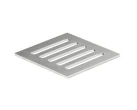 Detalje af Unidrain Column ristens børstede ståloverflade med parallelle slidser, 100mm bred.