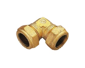 Tiemme kompressions vinkel i messing med 22mm rørdimension og 90 graders bøjning, isoleret på hvid baggrund.