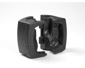 Grundfos isoleringssæt UPS65-60/4 i sort skummateriale, vist adskilt på hvid baggrund.