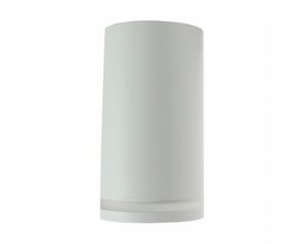 Hvid, cylindrisk Chloe Mini Ring loftspot fra SpectrumLED med GU10-fatning og en smal ring nederst.