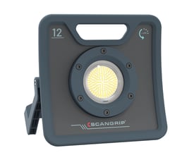 Scangrip NOVA 12K FOR LIFE LED-arbejdslampe set forfra med 12.000 lumen og Bluetooth-ikon.