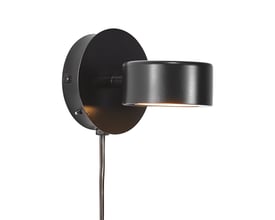 Nordlux Clyde væglampe i mat sort metal, vist isoleret på hvid baggrund med sort ledning.