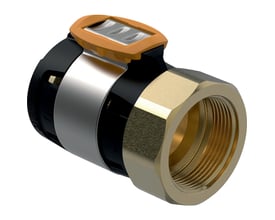 Geberit FlowFit overgang i blyfri siliciumbronze, der forbinder et 63 mm rør med et 2 1/2" gevind, med en orange klemmeanordning synlig.
