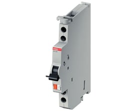 ABB Smissline signalkontakt SK 400 med 1NO+1NC kontakt, 9mm bred, grå plastkonstruktion med sort vippe og orange reset-knap.
