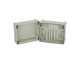 Åben Fibox TEMPO-kasse i ABS med gråt dæksel, synlig PUR-pakning og skruer til montage.
