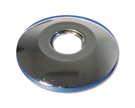 Elegant krom vægroset med en diameter på 90 mm og en højde på 15 mm. Den har en 3/4" indvendig gevind.