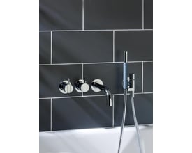 Vola 2411C-071 kararmatur med et-grebsbetjening, fast tud, omskifter og håndbruser i forkromet finish.