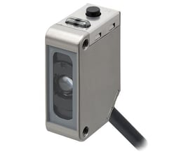 Omron E3ZM-V61 registreringsmærkesensor i rustfrit stål med 2m kabel og NPN output, vist med hvid LED.