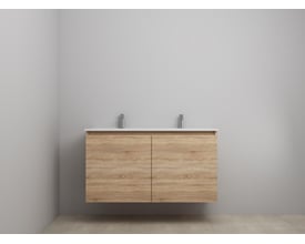 Sanibell Online møbelsæt i bardolino eg med to låger og to krom vandhaner, monteret på en grå væg.