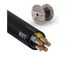 Nærbillede af NKT Kabel RXQ Xtra 5G10, der viser de fem individuelle kobberledere inde i kablet samt den ydre sorte isolering med NKT-logo.