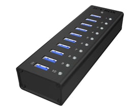 ICY BOX USB 3.0-hub IB-AC6110 med 10 porte, sort kabinet og blå USB-porte, set skråt ovenfra.