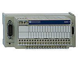 Schneider Electric tilslutningsblok ABE7CPA01 med 1x15 pin Sub-D stik og terminaler til PLC-kabler.