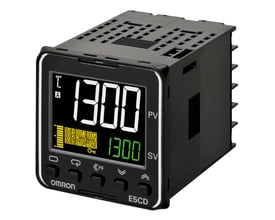 Omron E5CD-QX2A6M-000 temperaturregulator med digitalt display, der viser 1300 på en hvid baggrund.