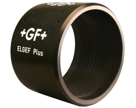 Georg Fischer ELGEF Plus EL-muffe set fra en vinkel, der fremhæver dens 710 mm diameter og PE100 materiale.