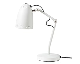 Den mat hvide Superliving Dynamo 345 bordlampe med fleksible arme og udstansede huller, isoleret på en hvid baggrund.