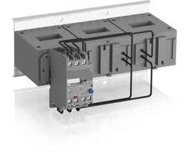 ABB EF750-800 elektronisk termorelæ til 250-800 A, monteret på en grå skinne med tre grå moduler bagved.