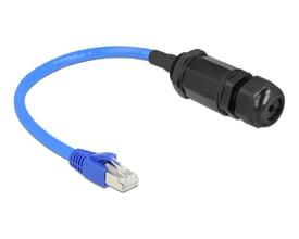 Delock Cat.6 RJ45-forlængerkabel med blåt kabel, skærmet hanstik og sort IP68-hunjack med kabelgennemføring.
