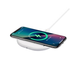 Hvid Deltaco Qi-oplader på 10 W oplader en smartphone trådløst, mens USB-C-kablet er tilsluttet.