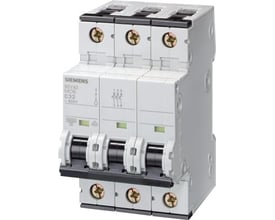 Siemens SENTRON 5SY 3-polet automatsikring på 3 A, set skråt forfra med tre sorte betjeningsgreb og synlige skrueterminaler.