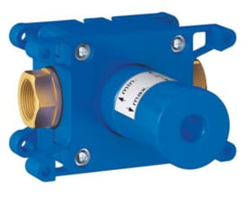 Grohe Rapido C ventiloverdel i blå plast med messingtilslutning og justeringsmekanisme med markeringer for min. og max. tryk.