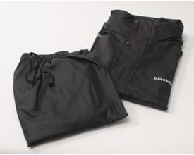Sort Lyngsøe Rainwear Blackbolt-regnsæt LM-4517 i PU, størrelse 3XL, med jakke og bukser lagt sammen.