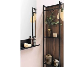 Sanibell Proline stålramme i mat sort med hylder, prydet med grønt, kurve og lys, ved siden af et spejl. Badeværelsesindretning med tilbehør.