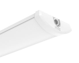 Hvidt Cornell Lite LED-armatur fra NVC Lighting set skråt med den lange lysflade og NVC-logo på endestykket.