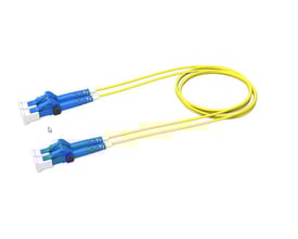 CommScope OS2 duplex fiber patchkabel på 2,5 meter med LC-LC konnektorer i blå og hvid, LSZH-kappe og gul kabel.