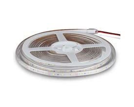 V-TAC LED-strip på 5 meter med varm hvidt lys, klar beskyttelseskappe og LED'er rullet op på en hvid spole.