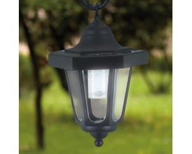 Eglo solcelle lanterne hængende i et træ med grønne blade i baggrunden, belysning tændt.