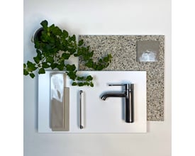 Moodboard med Dansani Mido+ vaskeskabskomponenter, inklusive hvid mat front, vandhane, greb og planter på lysegrå baggrund.