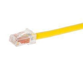 CommScope Patchkabel K6 GS8E XL LSZH i gul farve med en klar RJ45-stik på hvid baggrund, 1,83 meter langt.