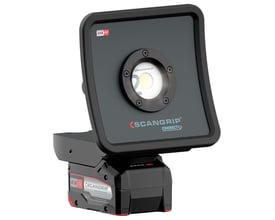 Scangrip NOVA 2 CONNECT LED-arbejdslampe på batteri, set skråt forfra med den firkantede lampeflade.