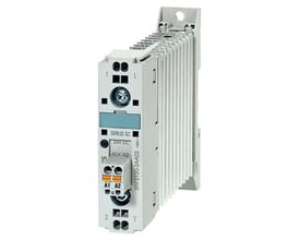 Siemens SIRIUS SC solid-state kontaktor 3RF2310-2AA26 med 400-600V/110-230VAC og fjederklemme tilslutning på isoleret baggrund.